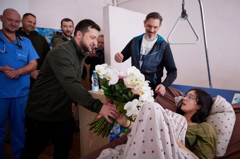 Zelensky del në terren/ Viziton 16-vjeçaren e plagosur dhe i dhuron një tufë me lule