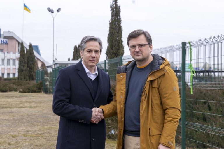 Blinken në kufirin ukrainas: Rusinë nuk do e lëmë që të marrë frymë