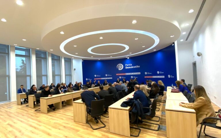 Mbledhja e grupit të PD për Presidentin e ri, deputetët: Të propozojmë një kandidat