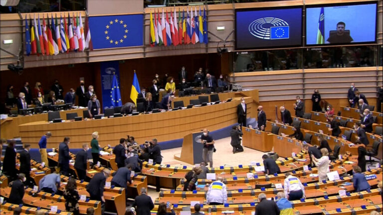 637 vota pro, Ukraina merr mbështetjen e PE për statusin e vendit kandidat për në BE
