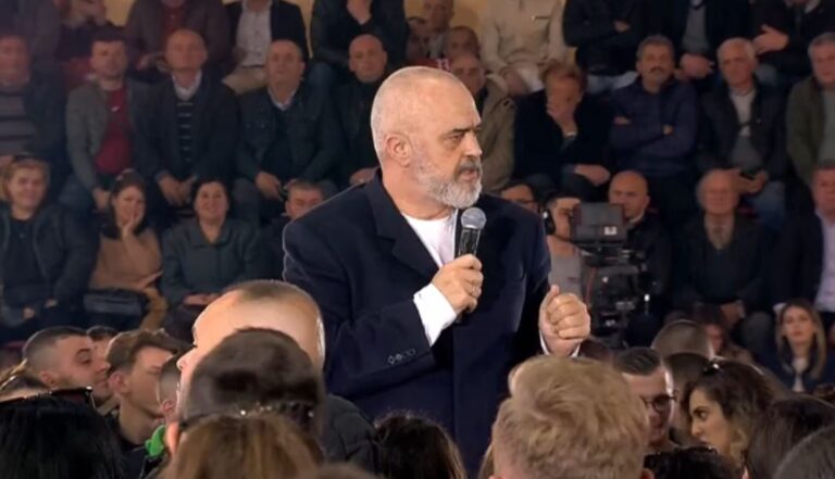 Rama mbyll fushatën në Shkodër: Çdo qytet është zhvilluar, por këtu të mbysin plehrat. Majlinda Angoni është zgjidhja e duhur