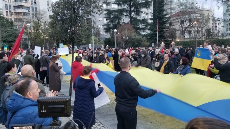 Pushtimi i Ukrainës ”përçan” politikën shqiptare