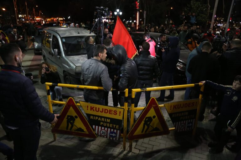 FOTOLAJM/ Qytetarët bllokojnë rrugët në Tiranë