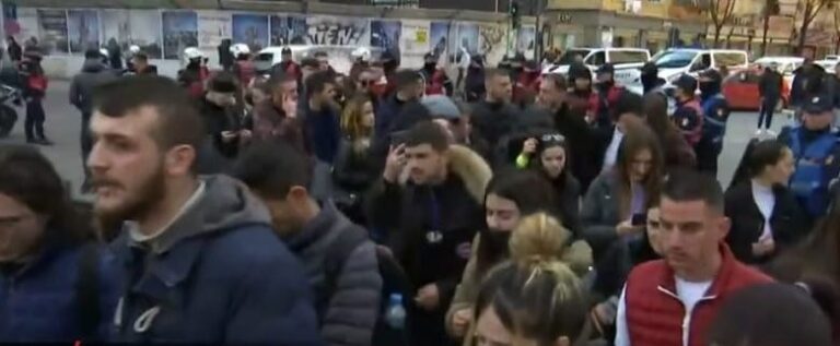 Studentët mbërrijnë në sheshin ”Skëndërbej”: Do i bashkohemi protestës te Kryeministria në orën 17:00
