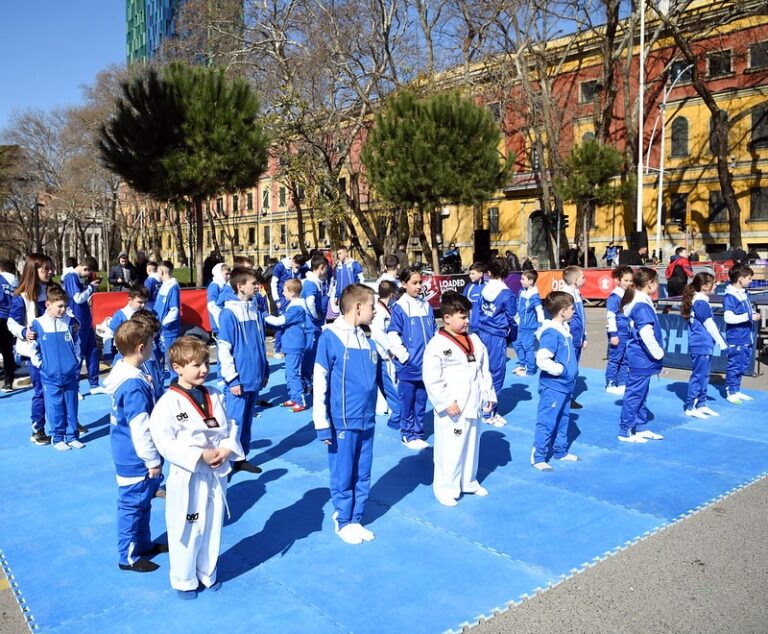 FOTOT/ Tirana mbushet plot për Ditën e Verës, mijëra njerëz shijojnë festën e bukur