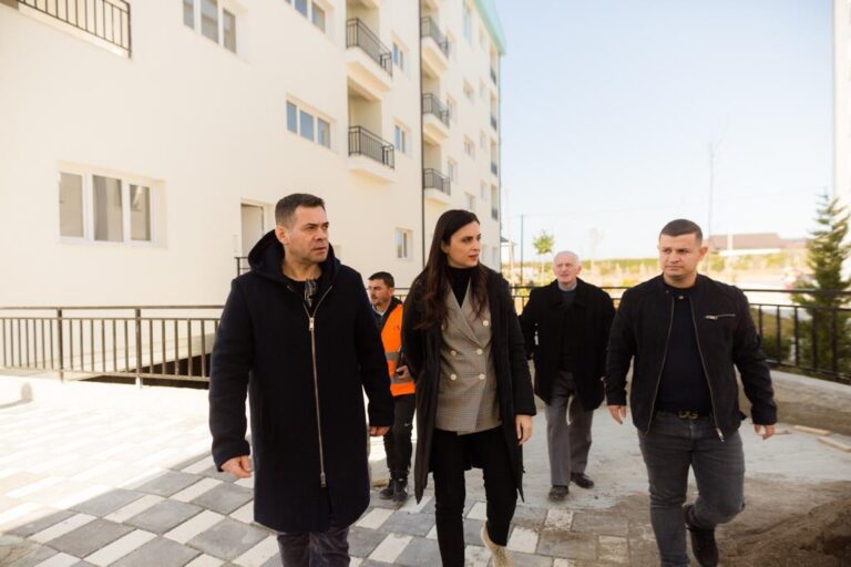 Zëvendëskryeministri Arben Ahmetaj: 230 apartamente në 9 blloqe banimi gati në Manzë