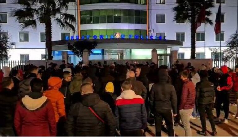 Protestë përballë Drejtorisë së Policisë në Durrës: Lironi shokët