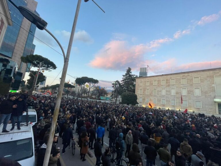 VIDEO nga protesta para Kryeministrisë kundër rritjes së çmimeve