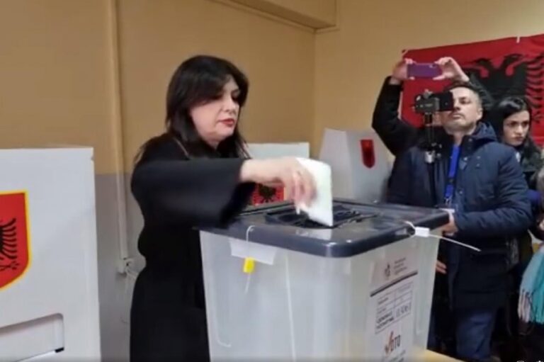 Jozefina Topalli voton dhe jep mesazhin: Berisha po i bën një shërbim të madh vendit
