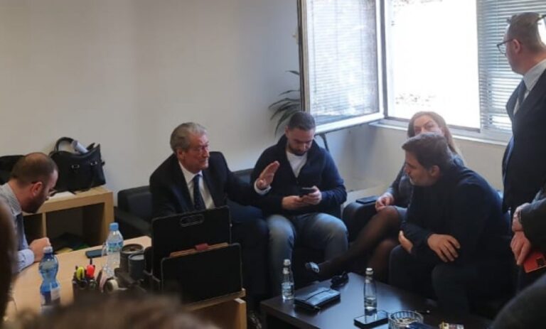Alibeaj mbledh nesër grupin parlamentar, për herë të parë deputetët do ballafaqohen për krizën