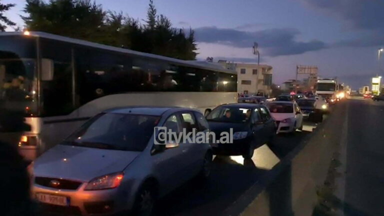 Qytetarët fikin makinat, bllokohet autostrada Durrës-Tiranë