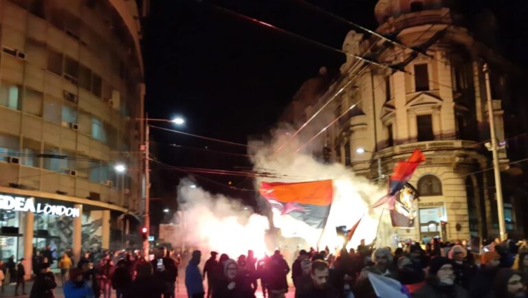 Kaos dhe trazira, serbët dalin në rrugë në mbështetje të Rusisë