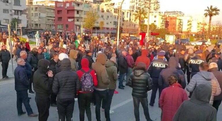 Protestë edhe në Durrës, qytetarët bllokojnë lëvizjen e mjeteve