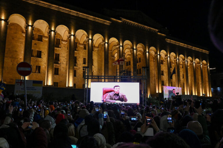 Zelensky lidhet “live” me qytetarët që po protestojnë ane mbarë Europës kundër luftës ruse