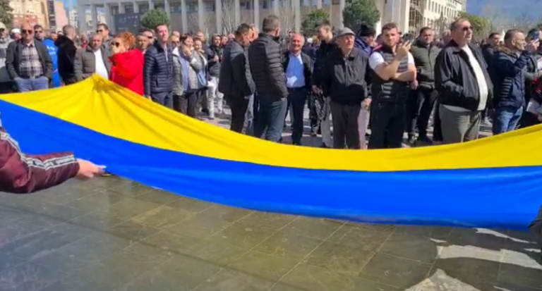 Qytetarët i përgjigjen Ramës, shpalosin flamurin ukrainas në protestë