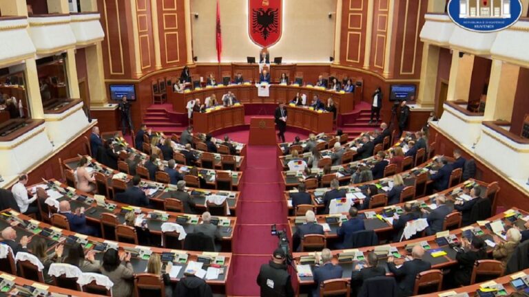 Kuvendi i Shqipërisë vishet me ngjyrat e flamurit të Ukrainës, diskutohet projektrezoluta