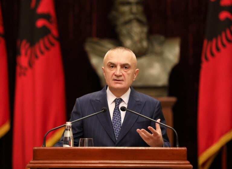 Meta sqaron çështjen e dekretit: Më erdhi një kërkesë zyrtare nga qeveria për lirimin e Begajt si shef Shtabi