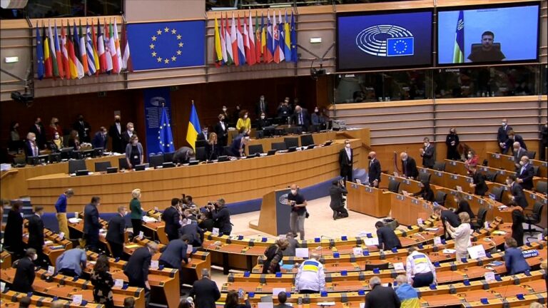 Deputetët e Parlamentit Europian emocionohen nga fjalimi i Zelenksyt, përkthyesja përlotet