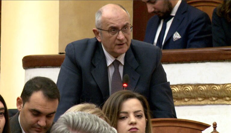 I tha Ballës skizofren, deputetët e PS kërkesë Lindita Nikollës për përjashtimin e Petrit Vasilit nga Kuvendi