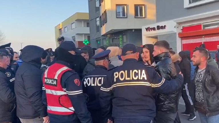 Policia po bën arrestime të qytetarëve, kudo ka protesta. Mijëra e mijëra janë ngritur kundra qeverisë