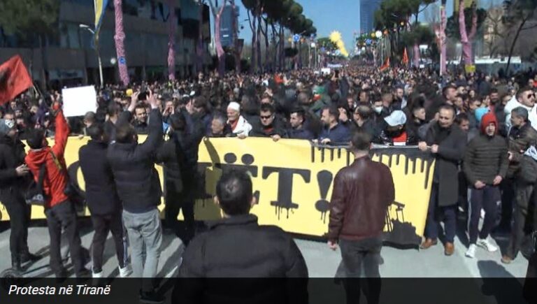 “Boll na vodhët”, me banderolën gjigante nis marshimi i qytetarëve drejt Kryeministrisë (VIDEO)