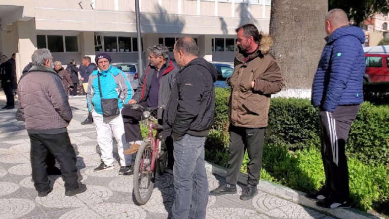Fier/ U ndalohet hyrja në qytet, shoferët e transportit të nxënësve të shkollave private dalin në protestë