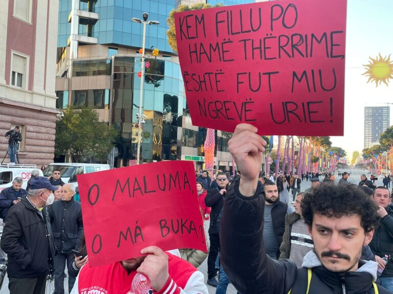 Qytetarët në protestë: Nuk shkulemi pa fituar dinjitetin, pa parë çmimet të bien