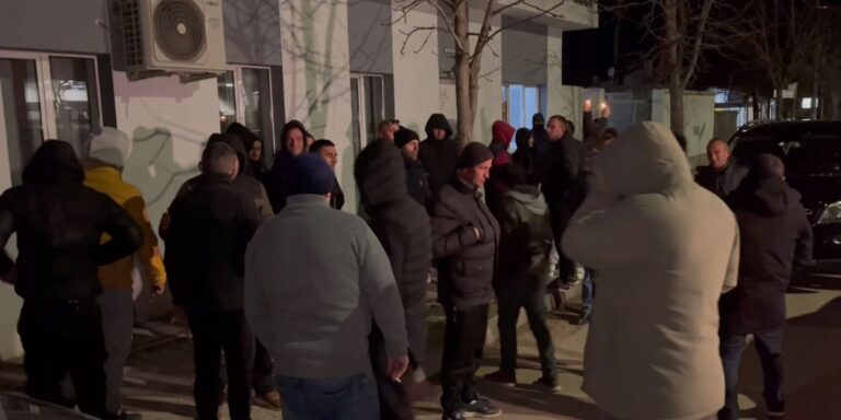 S’kanë drita, protestë para OSHEE-së në Korçë