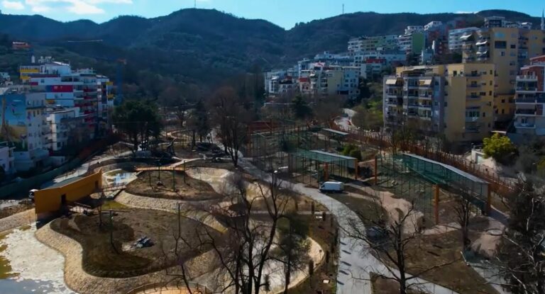 Rama nxjerr pamjet nga Kopshti Zoologjik: Së shepjti hap dyert për të gjithë fëmijët (VIDEO)