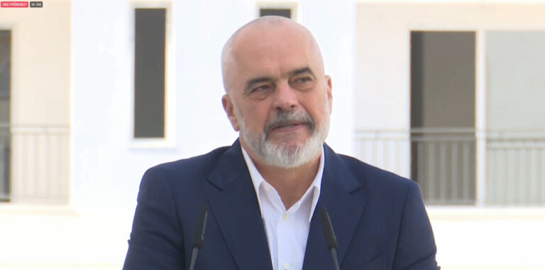 Kryeministri poston pamjet nga kompleksi i rindërtimit në Rrëshen (VIDEO)