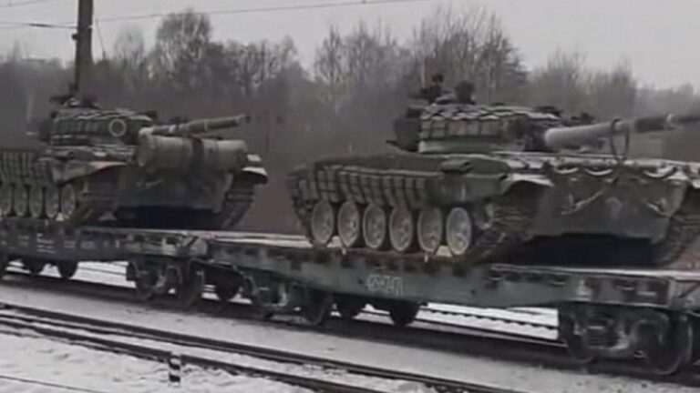 Treni ushtarak i blinduar rus shfaqet në Ukrainë