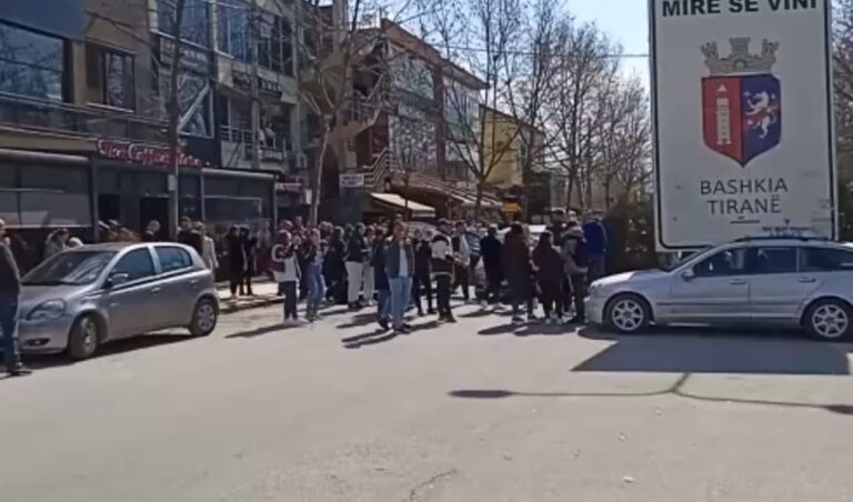 Studentët protestë para Ministrisë së Arsimit: Na keni vënë lakun në fyt