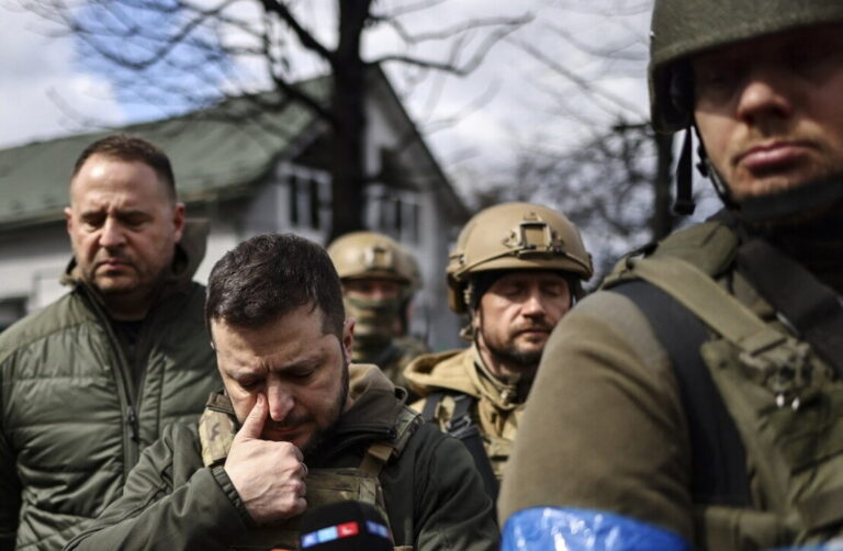 Në rrugët e masakrës, Zelensky shkon në Bucha: Ky është gjenocid (FOTO)