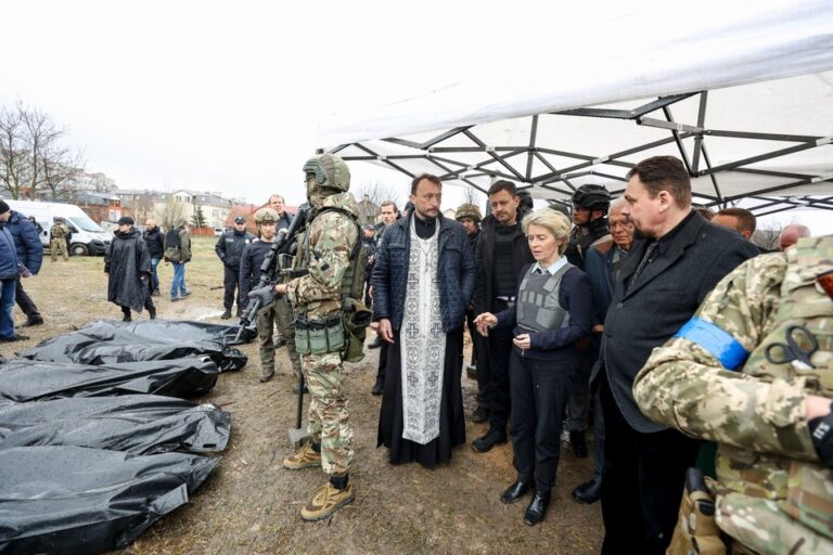 Ursula von der Leyen shkon në vendin e masakrës në Bucha: Kjo është fytyra mizore e Putinit (FOTO)
