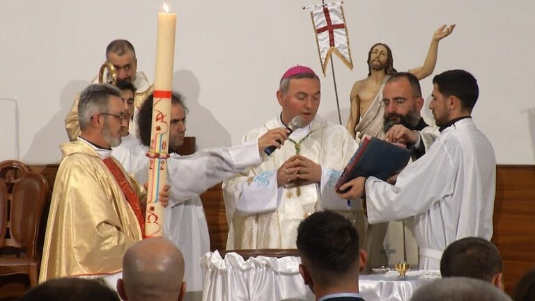 Besimtarët katolikë kremtojnë Pashkët. Në Katedralen e Tiranës mbahet mesha e parë pas 2 viteve