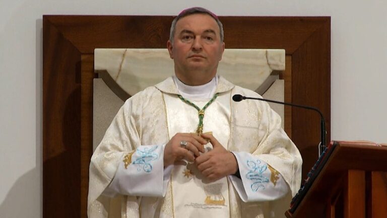Imzot Arjan Dodaj mesazh për Pashkët: Mos kërko falje nga të tjerët, por dhuro paqe