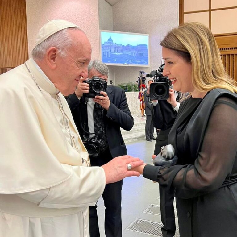 Foto e ditës, Ministrja Ogerta Manastirliu takohet me Papa Françeskun