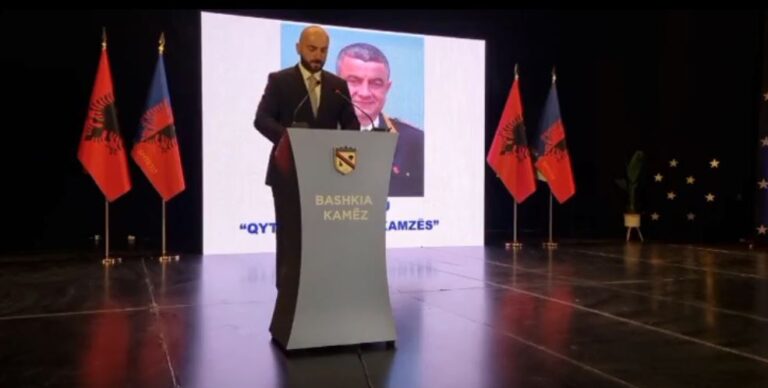 “Qytetar Nderi”/ Bashkia Kamëz nderon figurën e Dëshmorit të Atdheut, ish-komisari Artan Cuku