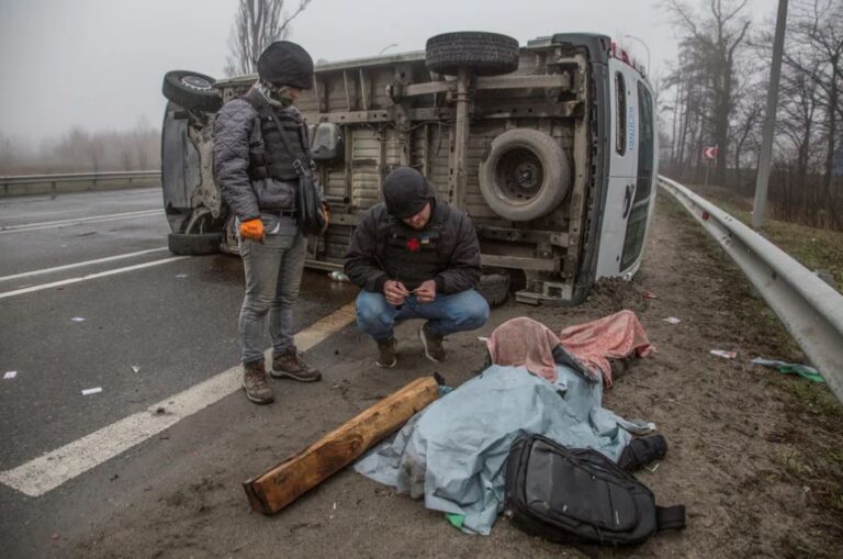 Masakër në Bucha/ Civilë të vrarë në rrugë, qindra të tjerë në varre masive. Rusët po përdorin fëmijët si mburoja njerëzore