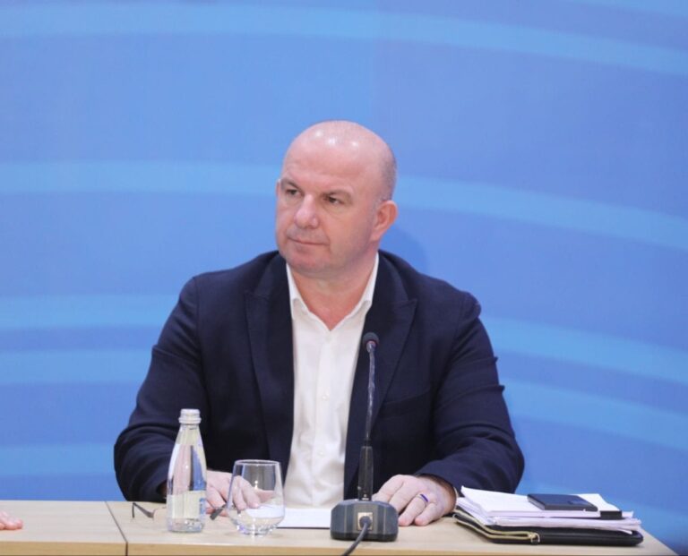 Deputeti Gështenja: Protesta duhet të jetë rezistente dhe e gjatë në kohë