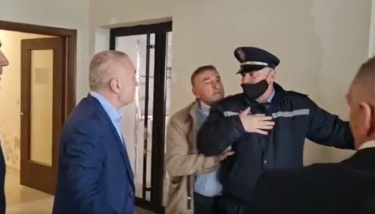 Erion Veliaj: Ilir Meta ose fiksimxhiu që rrihet me policët