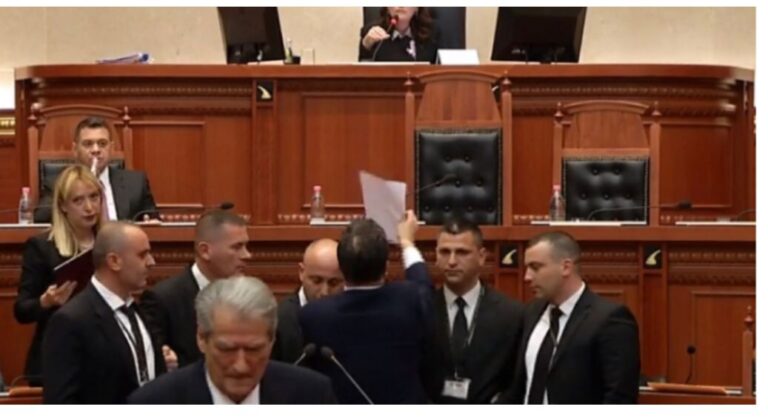 I mbylli fjalën Berishës, Noka-Felajt: Kush jeni ju që fikni mikrofonin