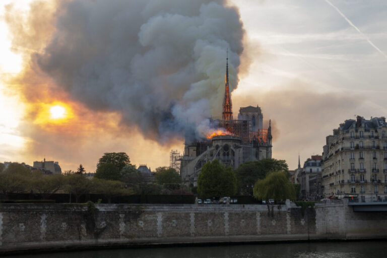 Ekspertja: Notre Dame nuk rindërtohet dot