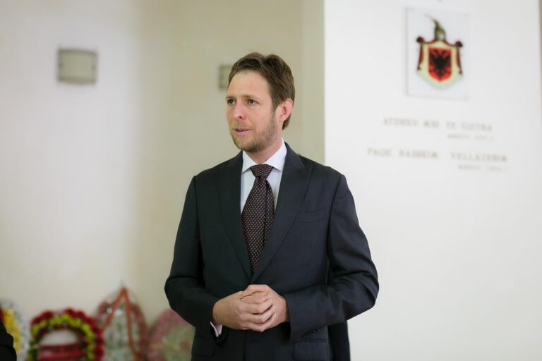Princ Leka flet për televizionin anglez: Shqiptarët janë punëtorë, jo pushtues