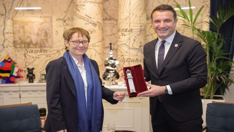 Veliaj pret Presidenten e BERZH-it: Në fokus nismat për qytetet e gjelbra dhe investimi në UKT