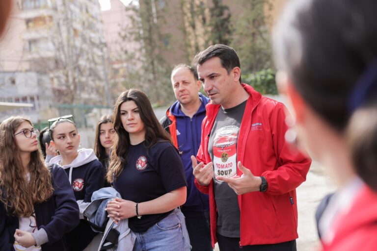 Veliaj me mësuesit dhe nxënësit në gjimnazin e rindërtuar “Sami Frashëri”: Shkollën e përurojmë këtë vit në shtator