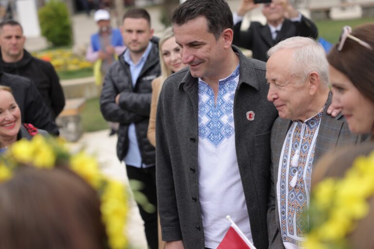 Manifestimi në Tiranë, Veliaj shfaqet me veshjen tradicionale të Ukrainës (Fotolajm)