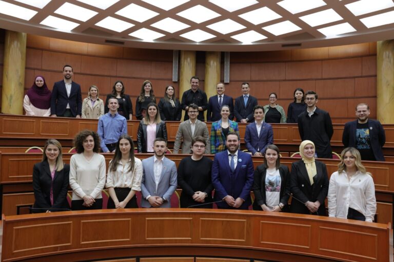 “Kryeqyteti Evropian i Rinisë 2022”, Veliaj pret 24 të rinj nga Ballkani Perëndimor: Fqinjësia e mirë, është siguri