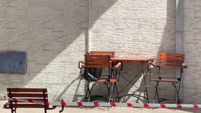 Një çantë e dyshimtë në mes të lokalit në Fier, policia rrethon zonën