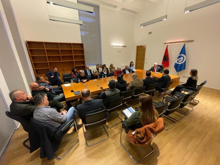 Rithemelimi mblidhet te zyra e Bashës, në krye të tryezës qëndron Berisha (FOTO)